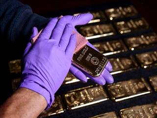 طلا به زیر ۴۰۰۰ دلار سقوط کرد